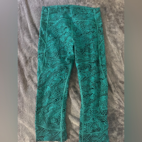 lululemon athletica Pants - Lululemon In Movement Crop *Everlux 19" Kitakami Spirit Green Black Size 8